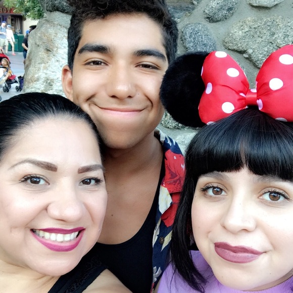 Meet your posher, Sylvia - Picture 2 of 5